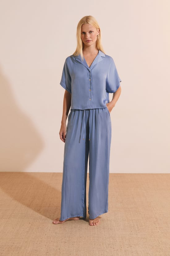 Chemise de pyjama manches courtes satin&eacute;e;${refinementColor}