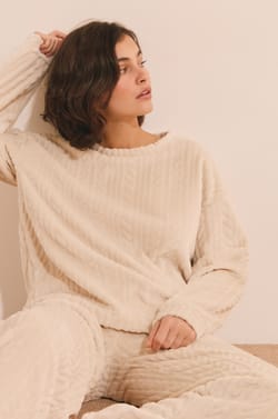 Pull col rond avec motifs tress&eacute;s;${refinementColor}