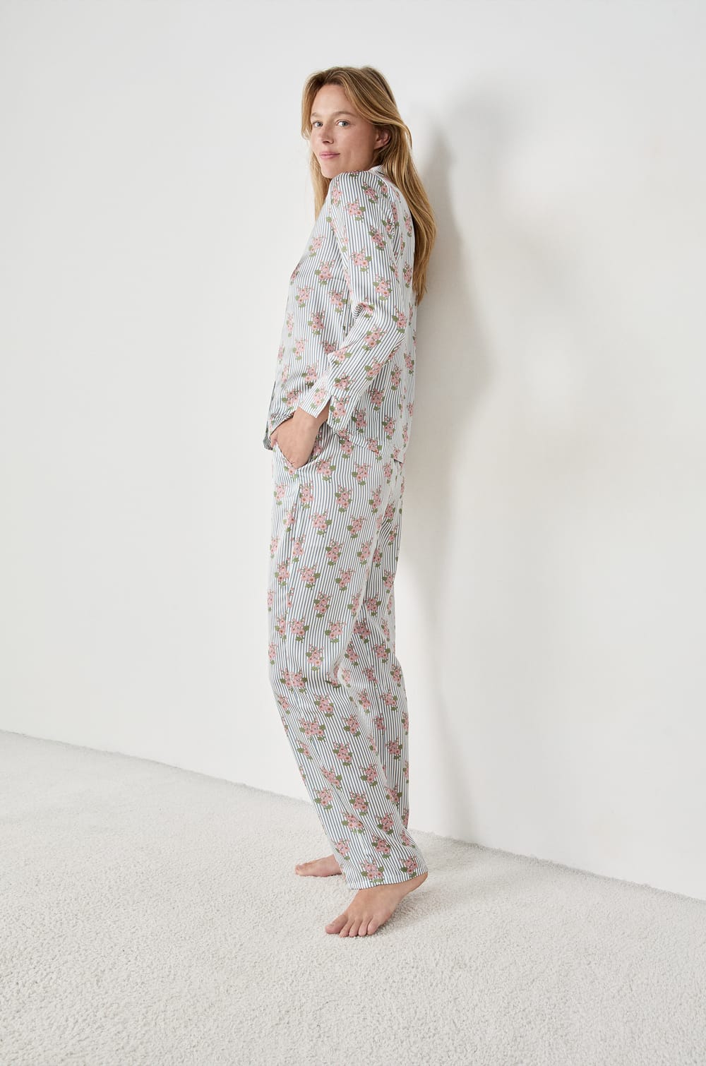 Pantalon de pyjama satiné à motifs fleurs;${refinementColor}