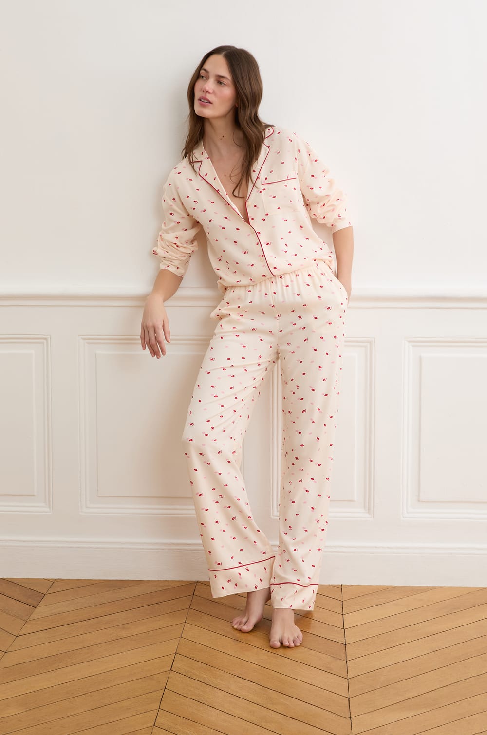 Pantalon de pyjama satin&eacute; &agrave; motifs bisous;${refinementColor}