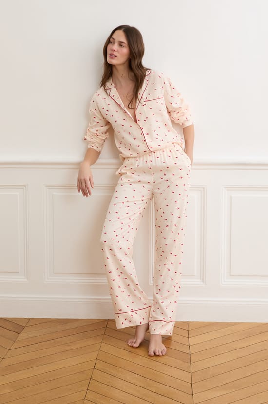 Pantalon de pyjama satin&eacute; &agrave; motifs bisous;${refinementColor}