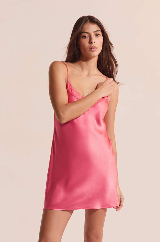 Nuisette courte en soie d&eacute;tails dentelle;${refinementColor}