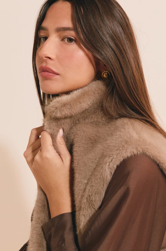 Gilet sans manches en fausse fourrure;${refinementColor}