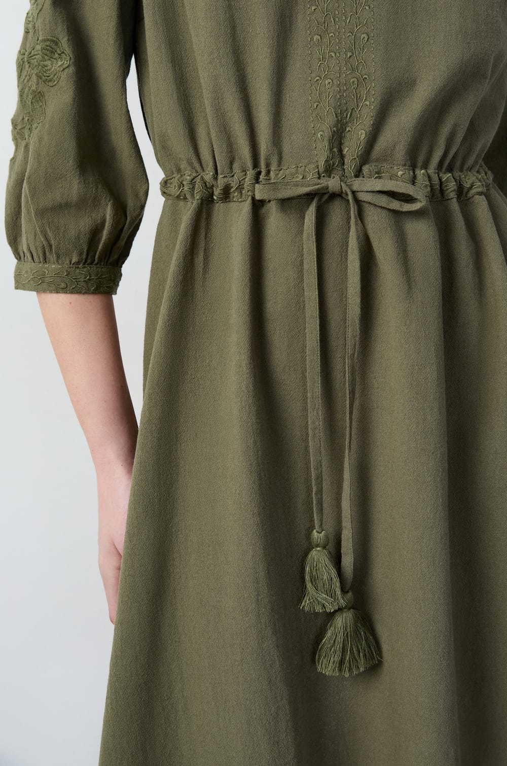 Short embroidered dress;${refinementColor}