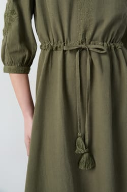 Short embroidered dress;${refinementColor}