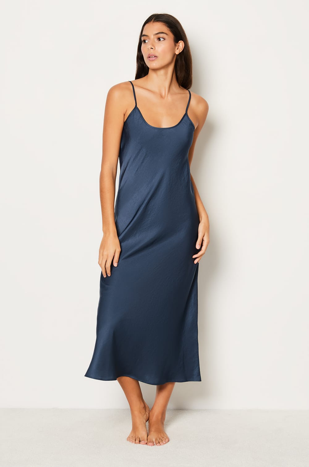 Nuisette longue satinée;${refinementColor}