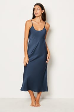 Nuisette longue satinée;${refinementColor}