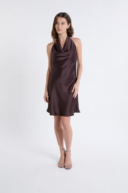 Robe satinée avec col benitier;${refinementColor}