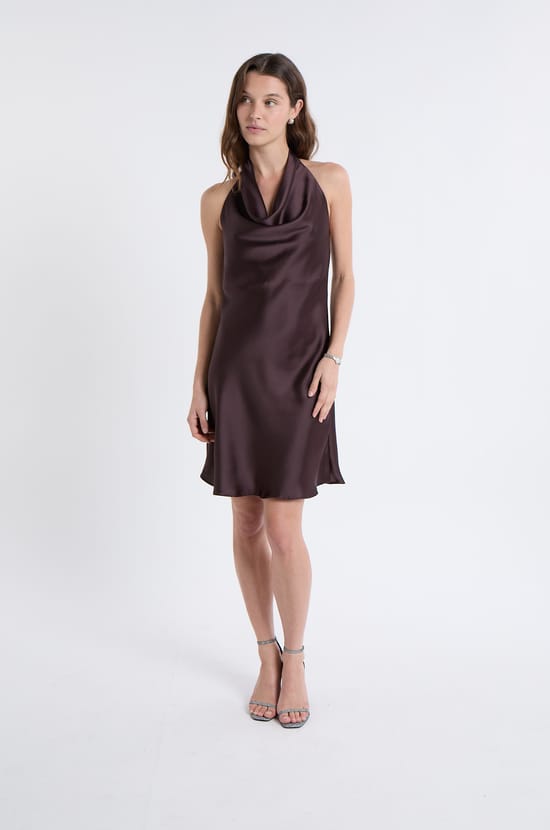 Robe satinée avec col benitier;${refinementColor}