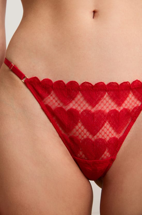 String en broderie c&oelig;urs;${refinementColor}