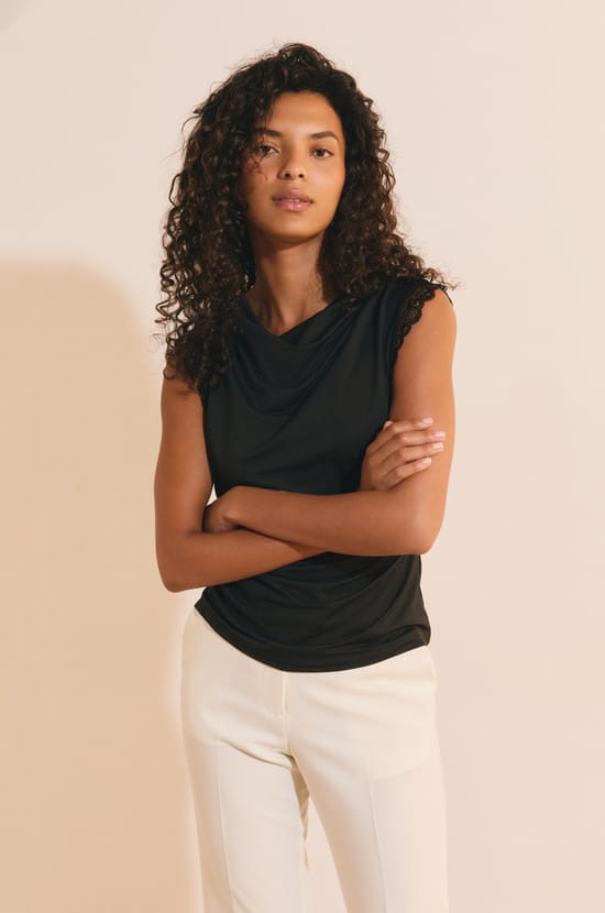 T-shirt sans manches pliss&eacute; avec d&eacute;tails dentelle;${refinementColor}