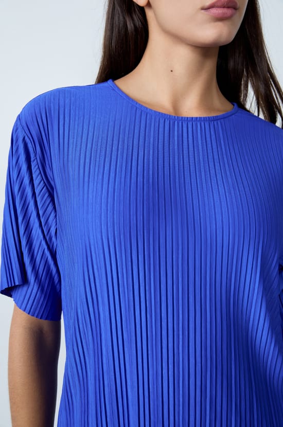Short-sleeved pleated top;${refinementColor}