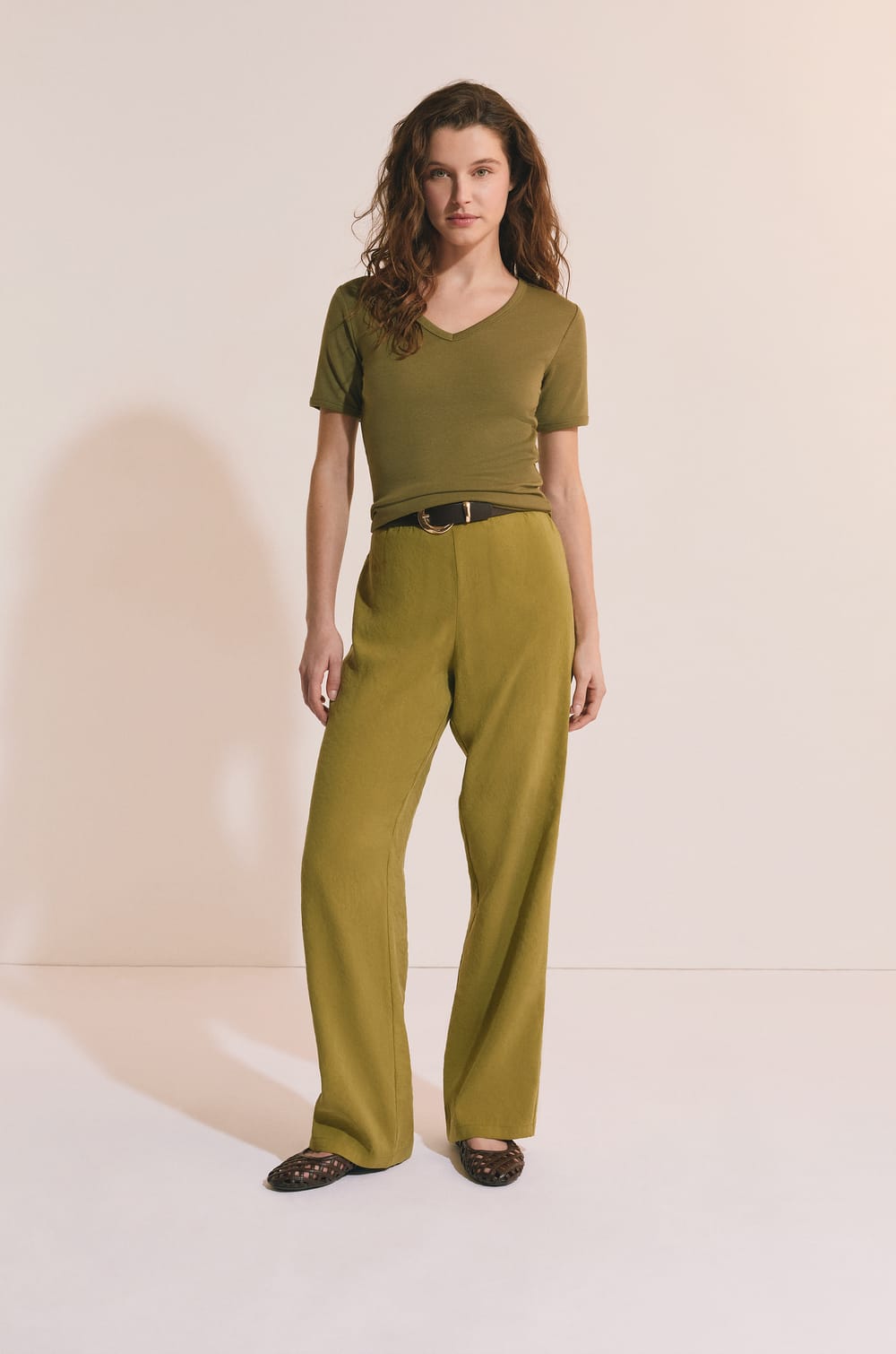 T-shirt &agrave; col V avec coton modal;${refinementColor}