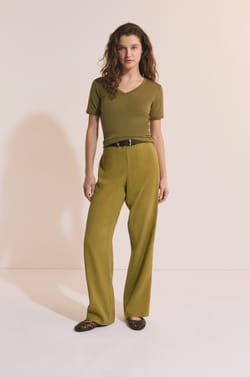 T-shirt &agrave; col V avec coton modal;${refinementColor}