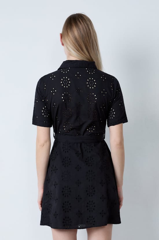 Robe courte broderie manches courtes;${refinementColor}