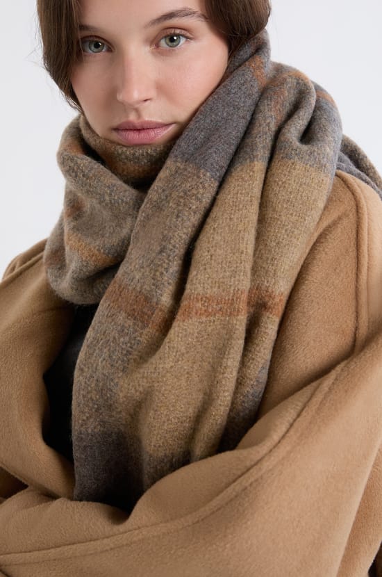 Checkered Scarf with Fringes;${refinementColor}