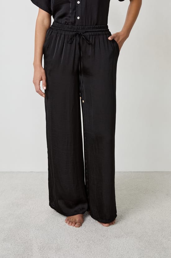 Pantalon satin&eacute; coupe large;${refinementColor}