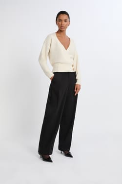 Pull col V avec boutons dorés;${refinementColor}