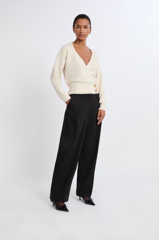 Pull col V avec boutons dorés;${refinementColor}