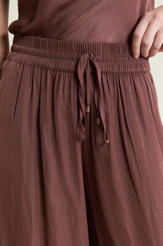 Pantalon satin&eacute; coupe large;${refinementColor}