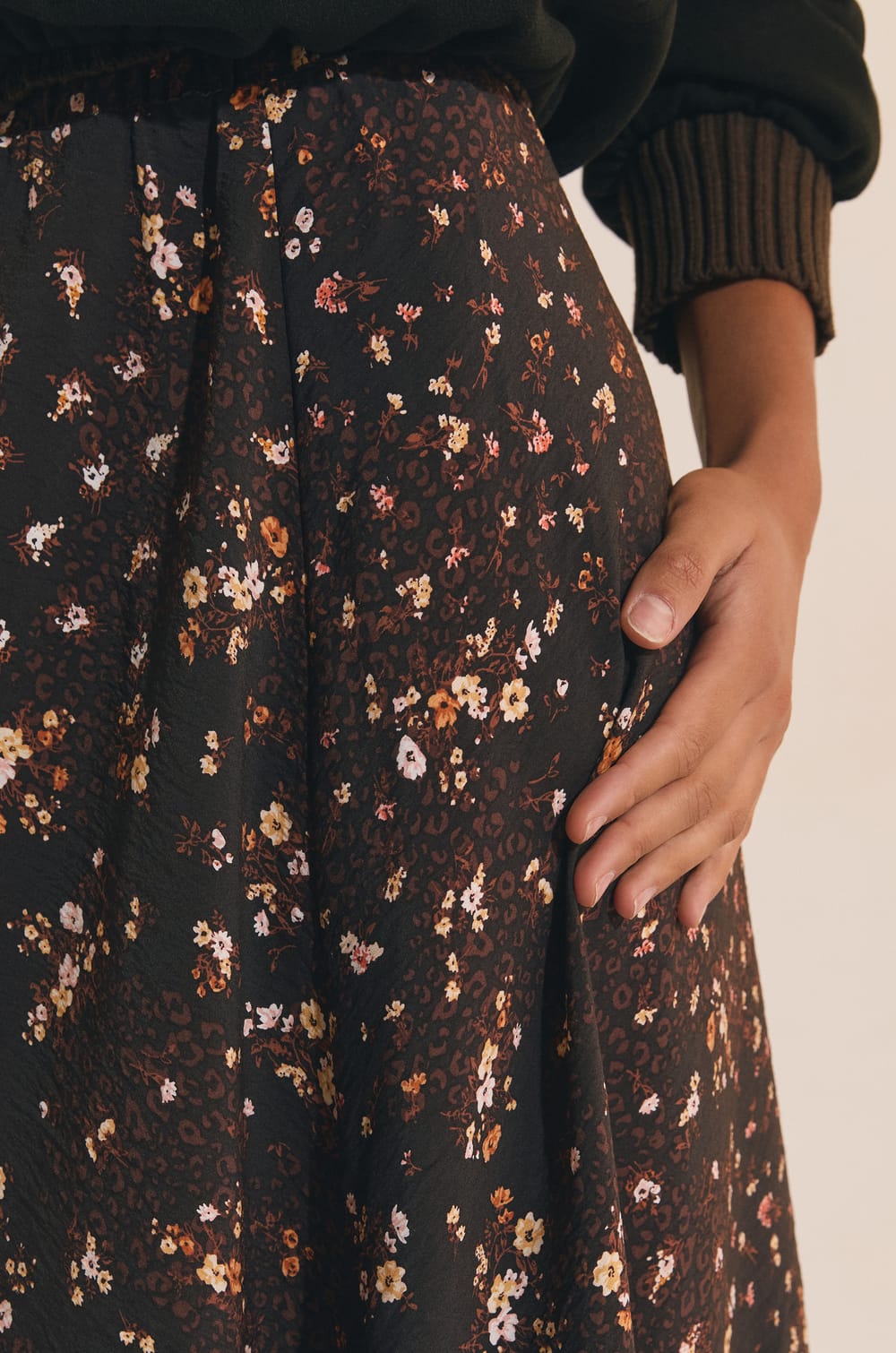 Falda larga con estampado floral;${refinementColor}