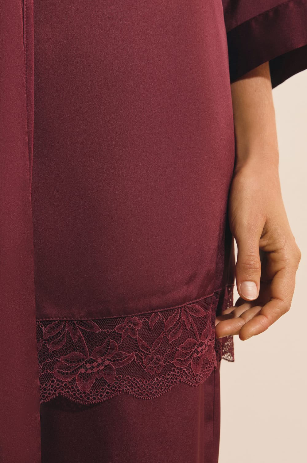D&eacute;shabill&eacute; satin&eacute; avec d&eacute;tails dentelle;${refinementColor}