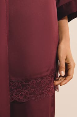 D&eacute;shabill&eacute; satin&eacute; avec d&eacute;tails dentelle;${refinementColor}