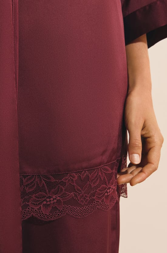 D&eacute;shabill&eacute; satin&eacute; avec d&eacute;tails dentelle;${refinementColor}