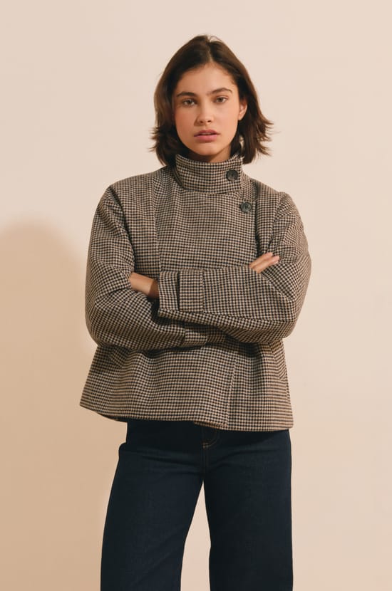 Manteau court avec laine &agrave; motif pied-de-poule et col montant;${refinementColor}