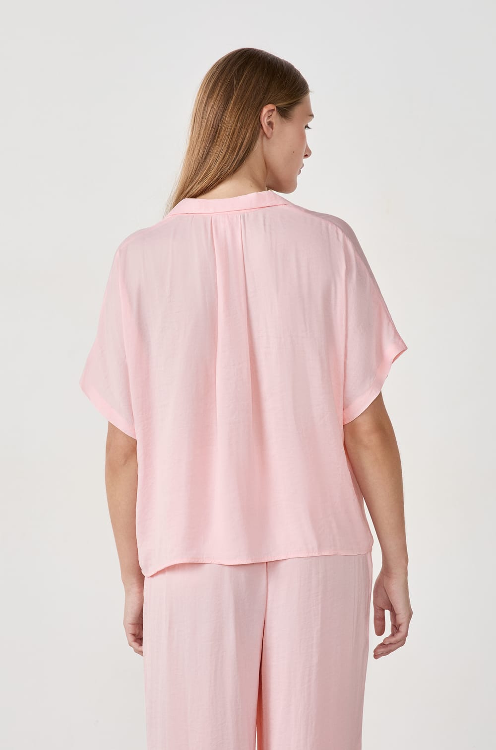 Camisa satinada de manga corta;${refinementColor}
