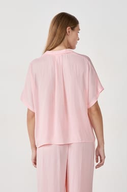 Camisa satinada de manga corta;${refinementColor}