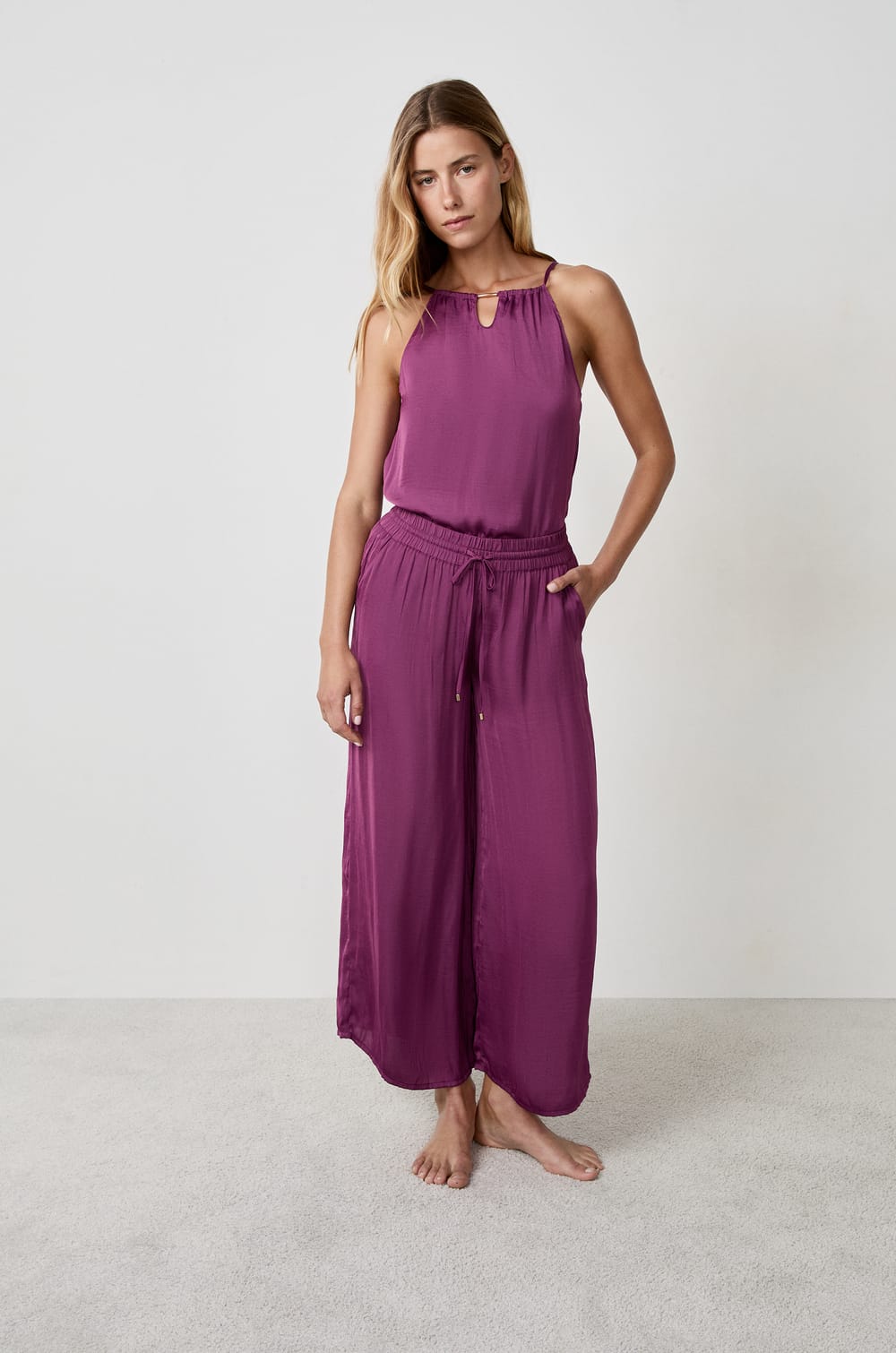 Pantalon satin&eacute; coupe large;${refinementColor}