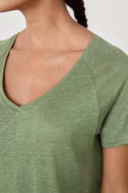 Top de manga corta 100% lino;${refinementColor}