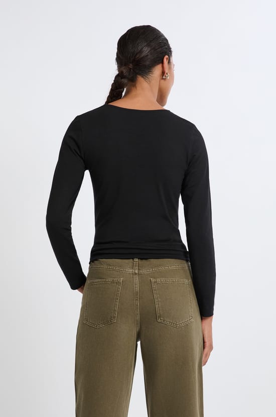 T-shirt manches longues col asymétrique en coton;${refinementColor}