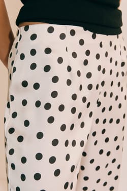 Pantalon droit satin&eacute; &agrave; pois;${refinementColor}