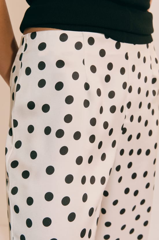 Pantalon droit satin&eacute; &agrave; pois;${refinementColor}