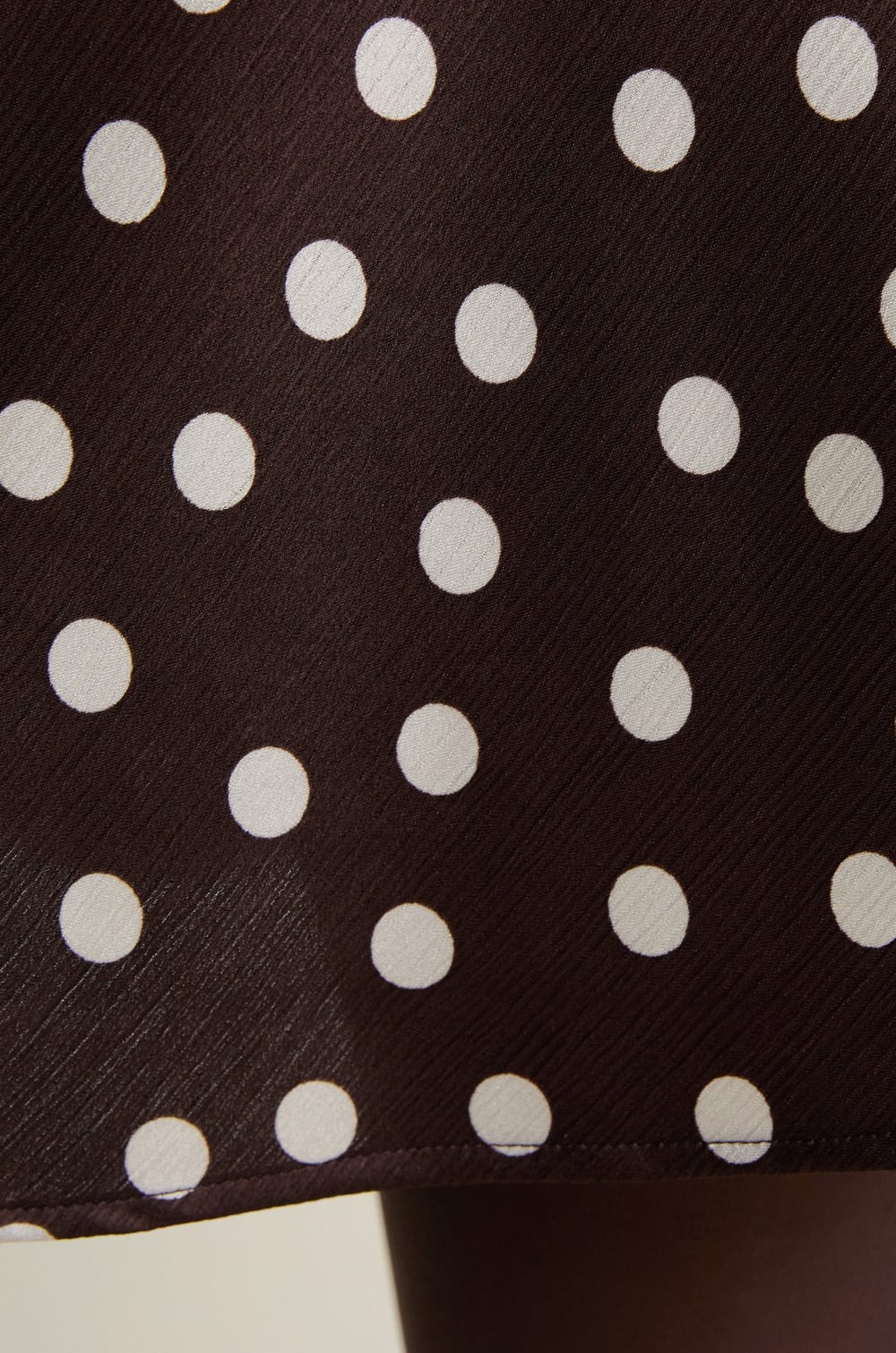 Jupe courte satin&eacute;e &agrave; pois;${refinementColor}