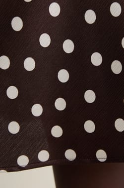 Jupe courte satin&eacute;e &agrave; pois;${refinementColor}