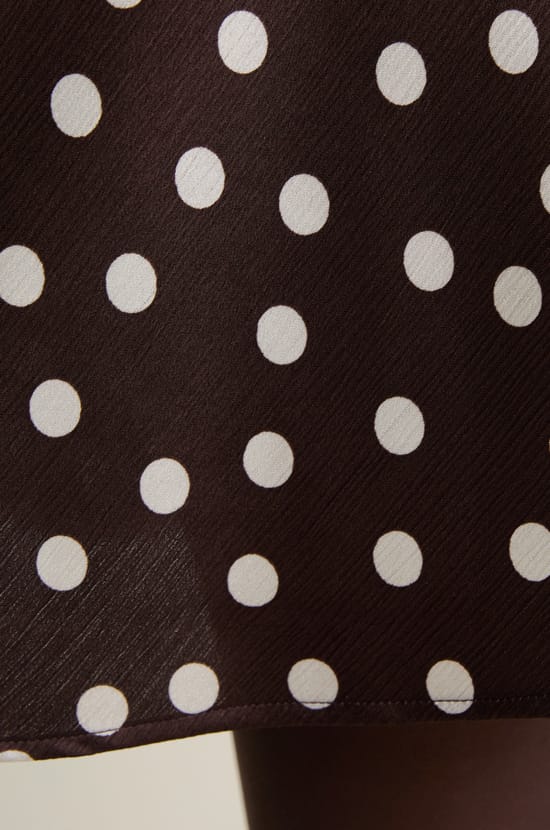 Jupe courte satin&eacute;e &agrave; pois;${refinementColor}