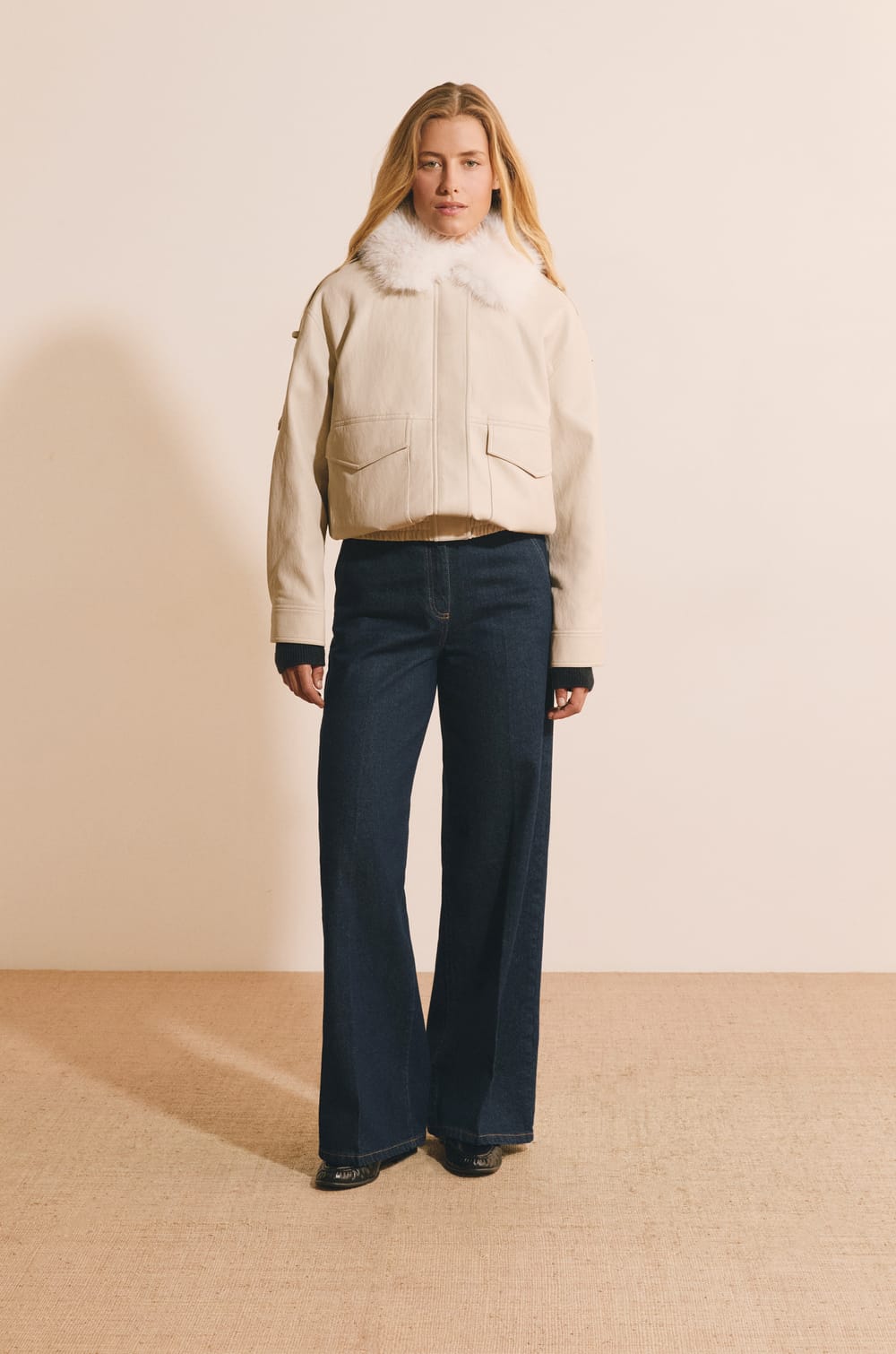 Veste courte en similicuir avec col fausse fourrure;${refinementColor}