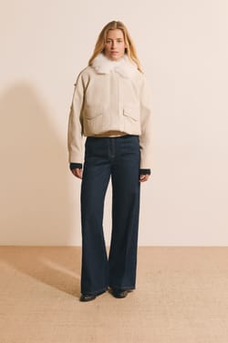 Veste courte en similicuir avec col fausse fourrure;${refinementColor}