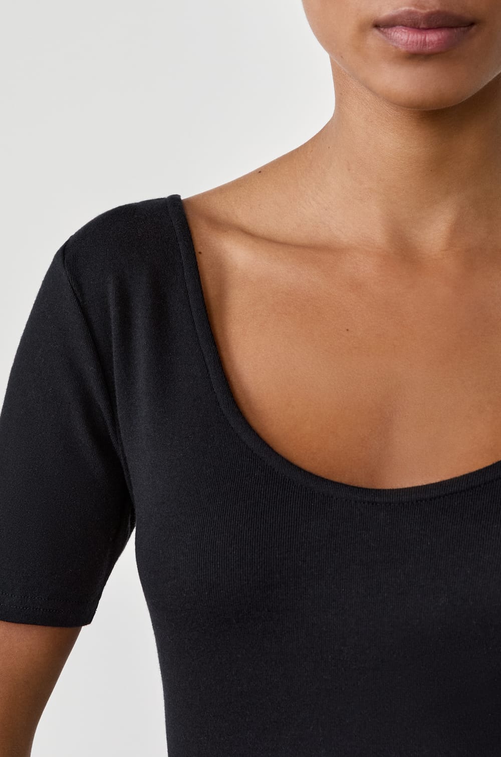 T-shirt col V dos nu en coton;${refinementColor}