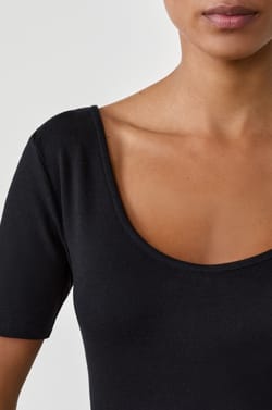 T-shirt col V dos nu en coton;${refinementColor}