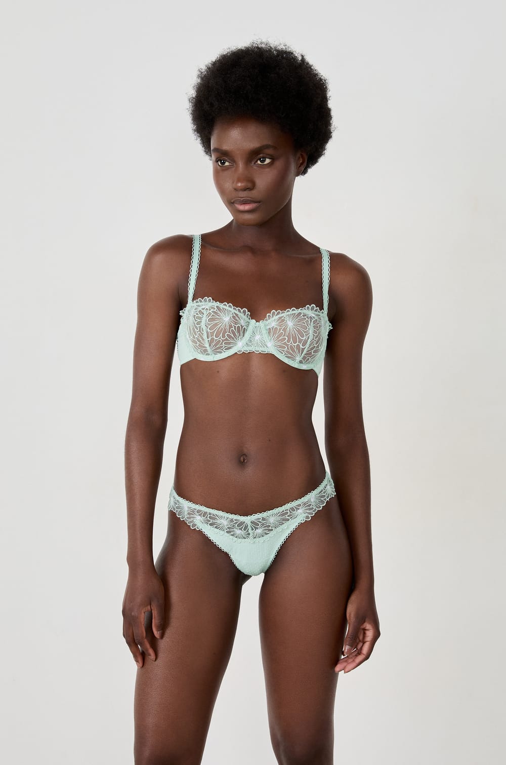Haftowane stringi;${refinementColor}