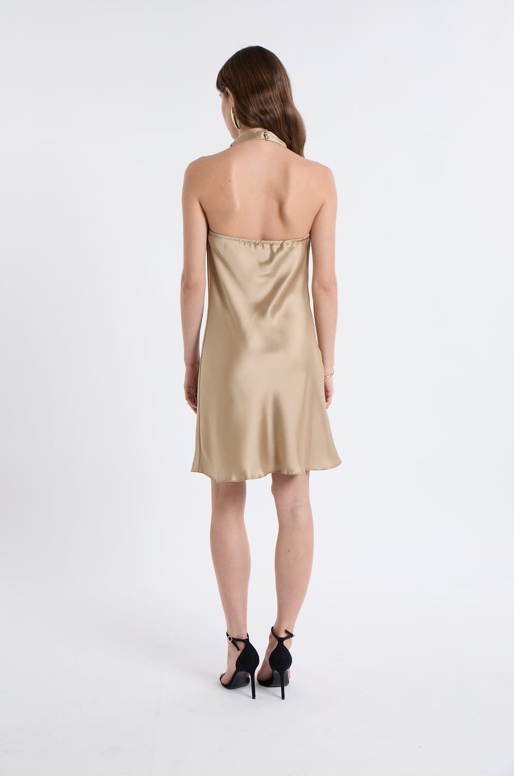 Robe satinée avec col benitier;${refinementColor}