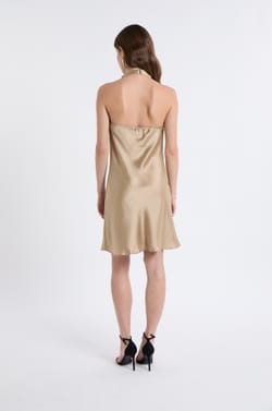 Robe satinée avec col benitier;${refinementColor}