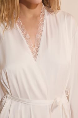 D&eacute;shabill&eacute; satin&eacute; avec d&eacute;tails en dentelle;${refinementColor}