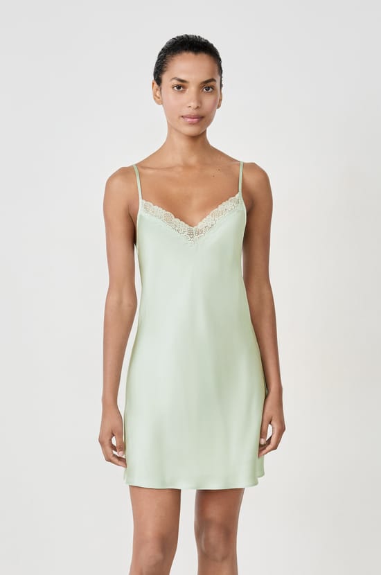 Camisón de seda con detalles de encaje;${refinementColor}