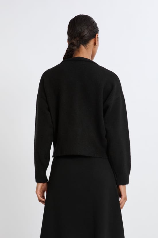 Pull col V avec boutons dorés;${refinementColor}