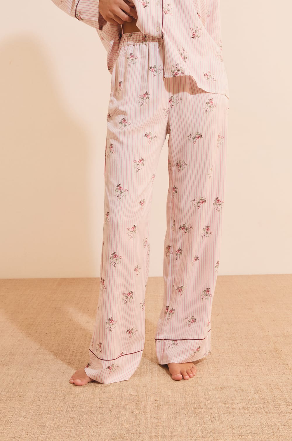 Pantalon de pyjama &agrave; motif fleuri;${refinementColor}